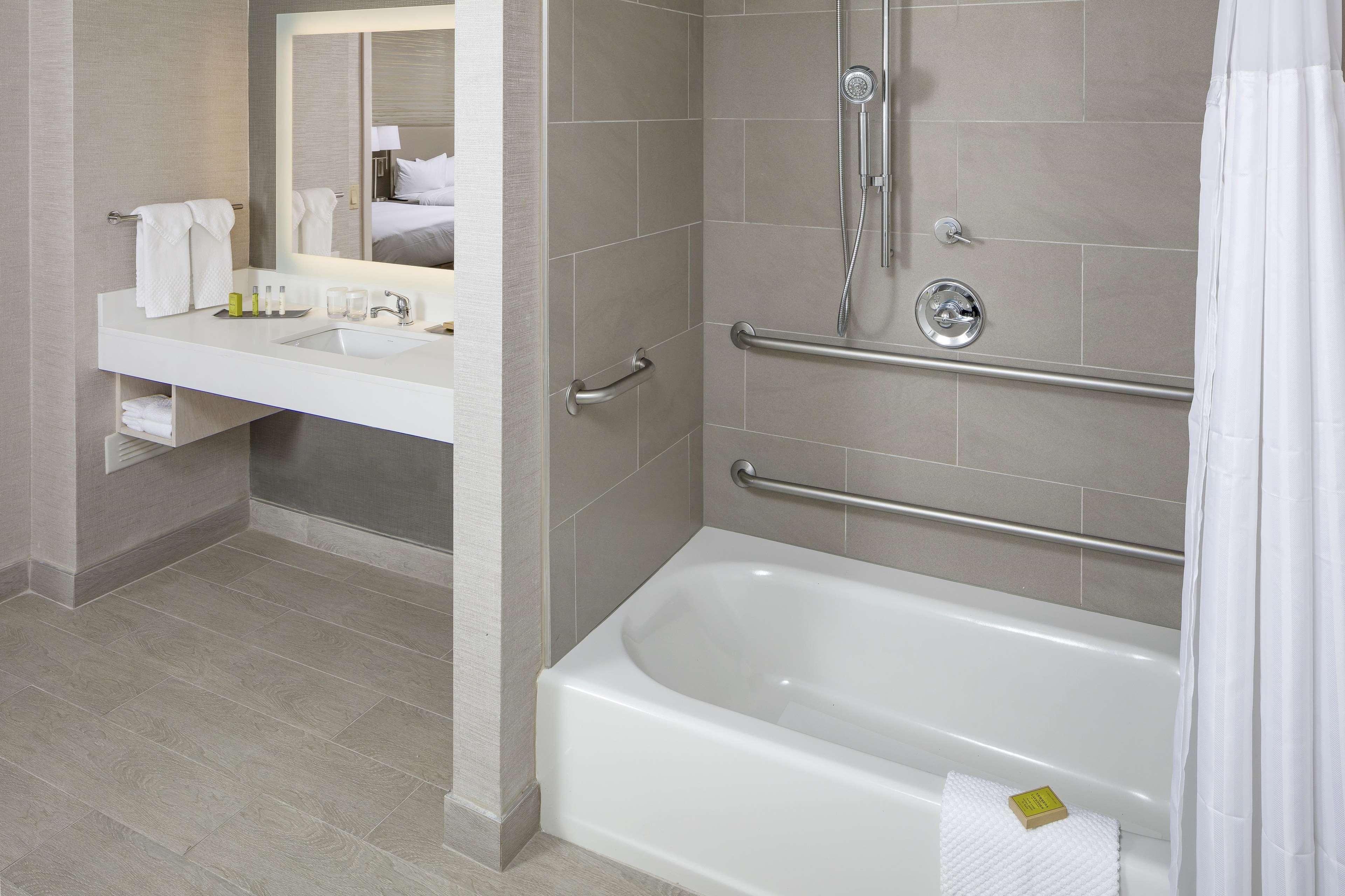 Hotel Doubletree By Hilton Boston Logan Airport Chelsea Esterno foto