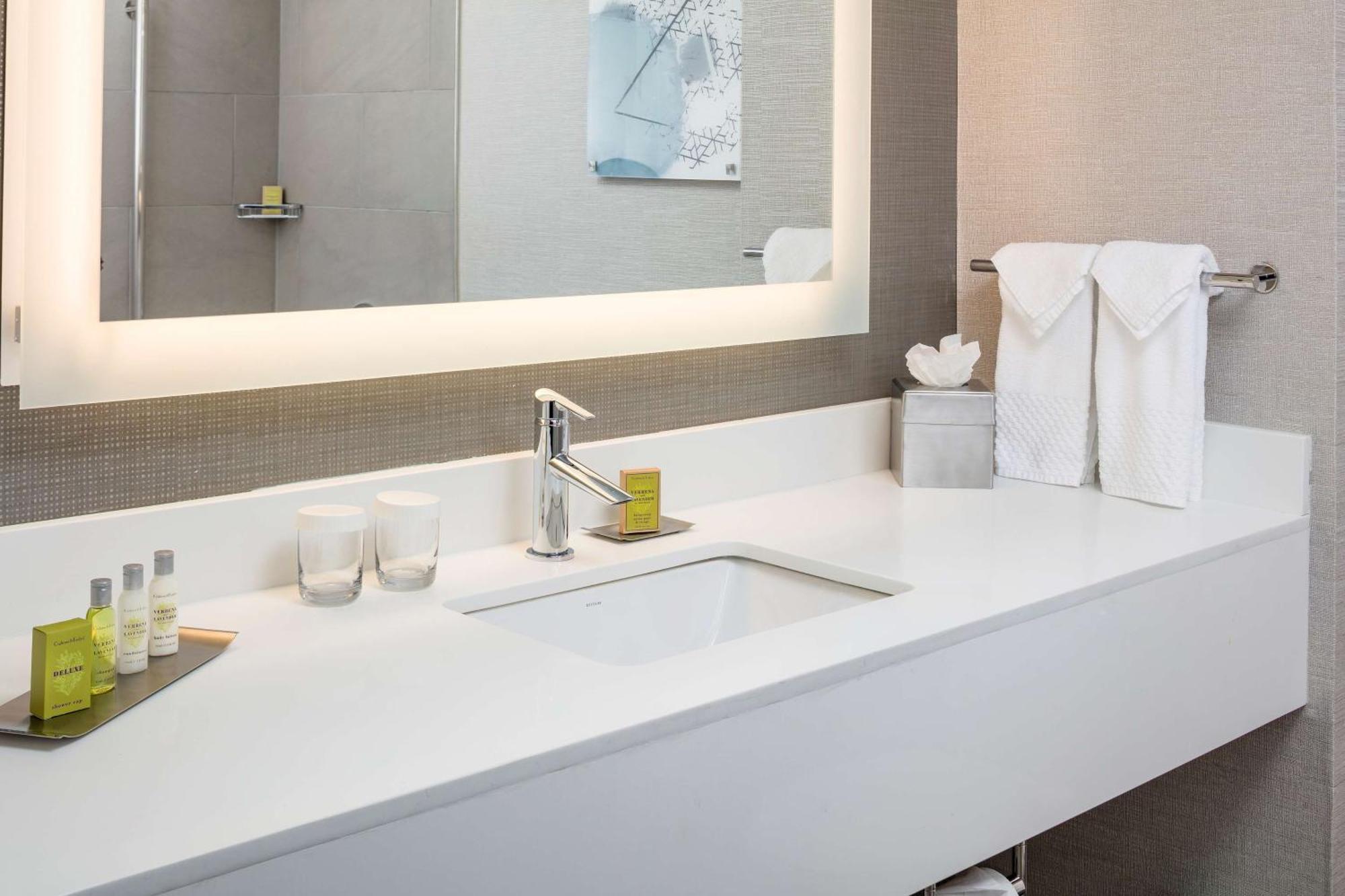 Hotel Doubletree By Hilton Boston Logan Airport Chelsea Esterno foto