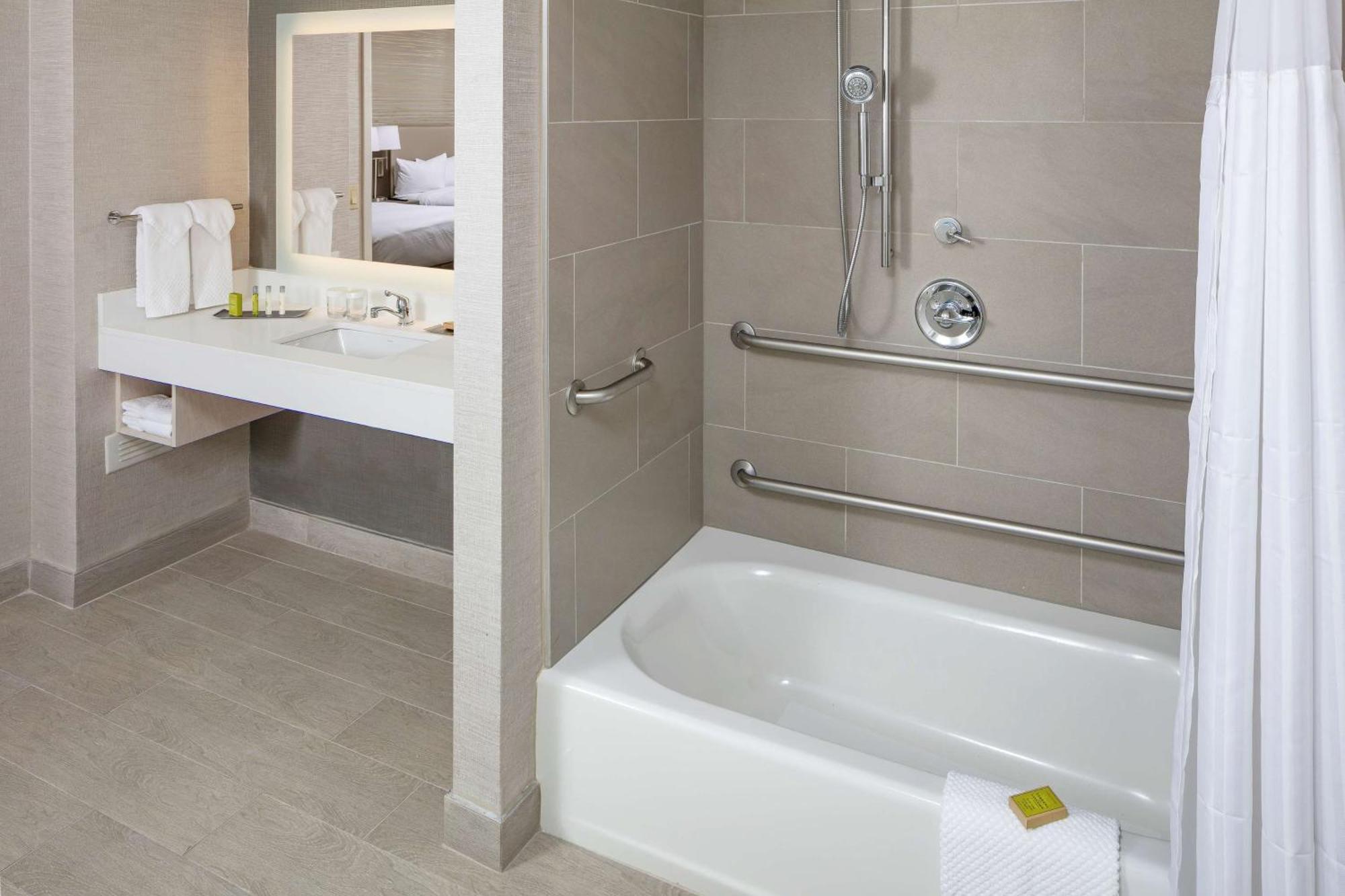 Hotel Doubletree By Hilton Boston Logan Airport Chelsea Esterno foto