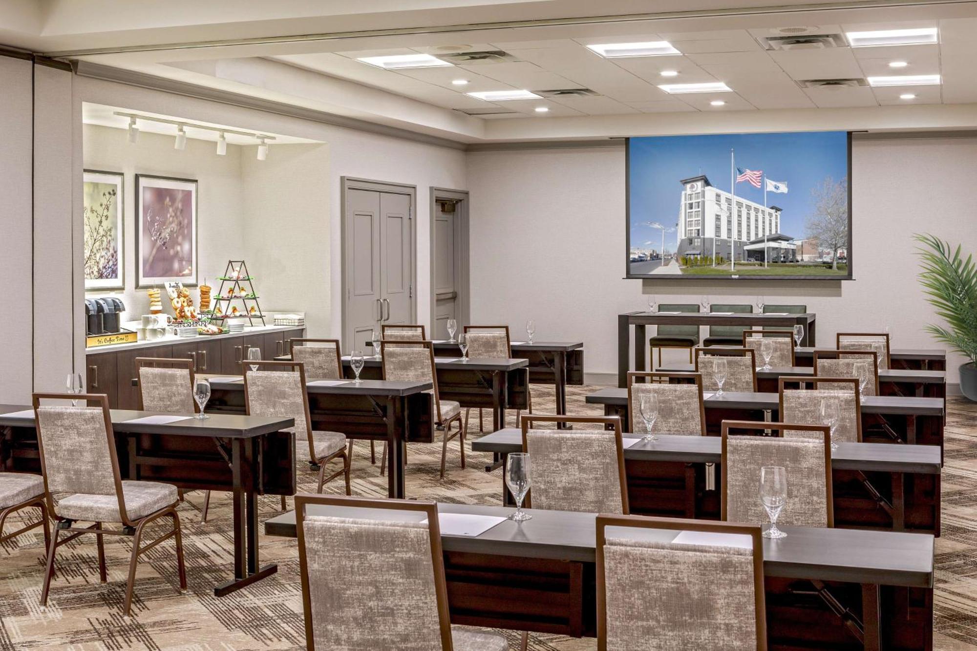 Hotel Doubletree By Hilton Boston Logan Airport Chelsea Esterno foto